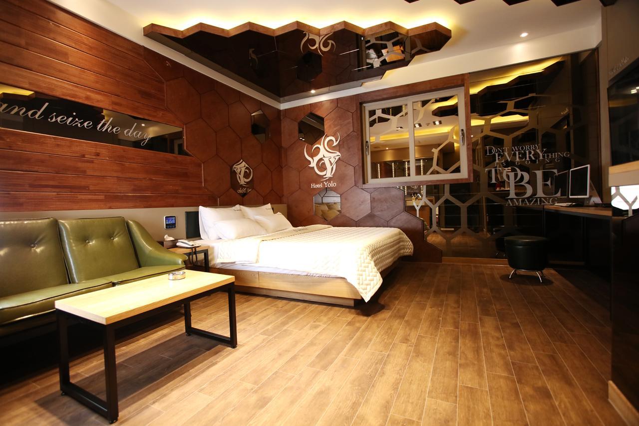 Chongnae-dong Hotel Yolo מראה חיצוני תמונה