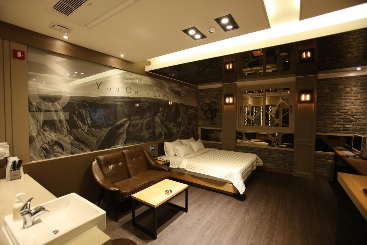 Chongnae-dong Hotel Yolo מראה חיצוני תמונה