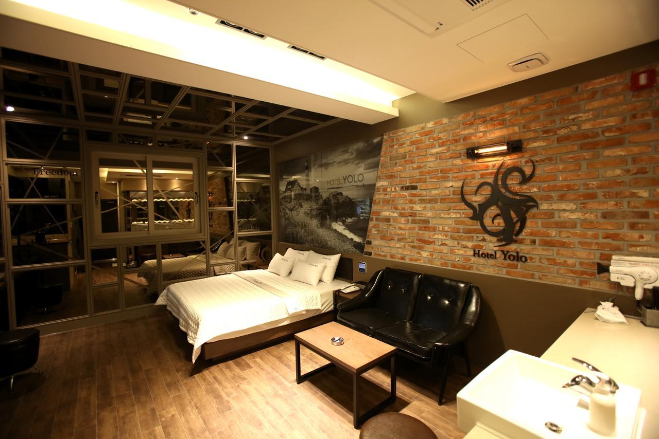 Chongnae-dong Hotel Yolo מראה חיצוני תמונה