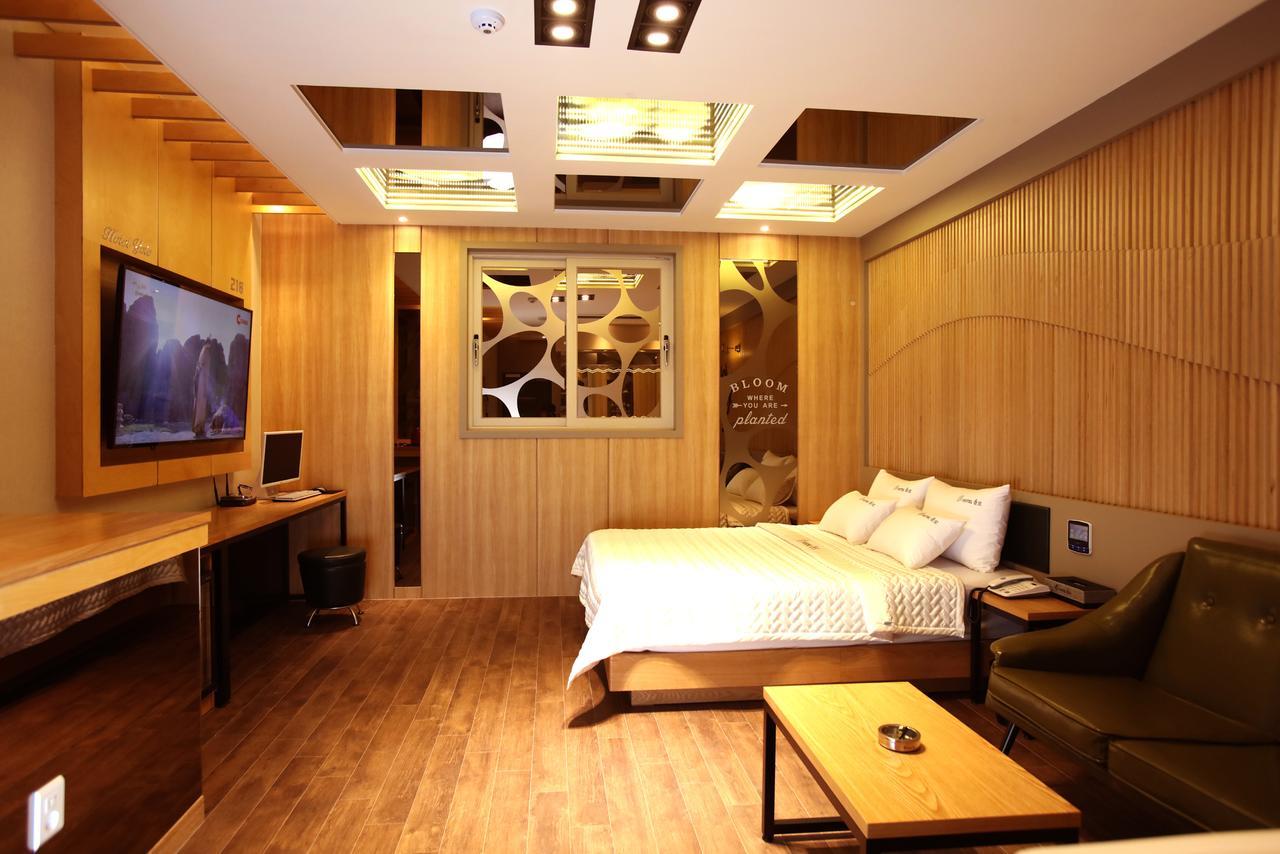 Chongnae-dong Hotel Yolo מראה חיצוני תמונה