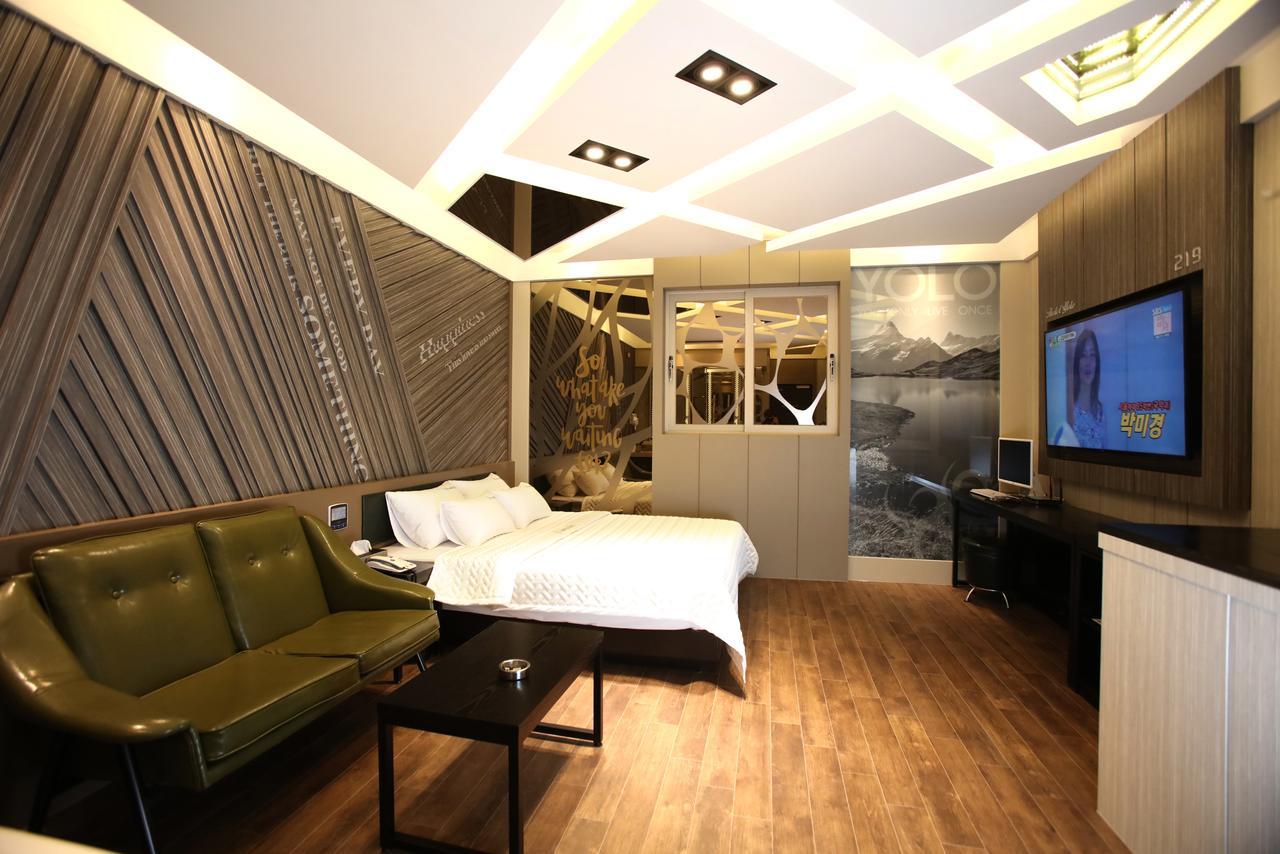 Chongnae-dong Hotel Yolo מראה חיצוני תמונה