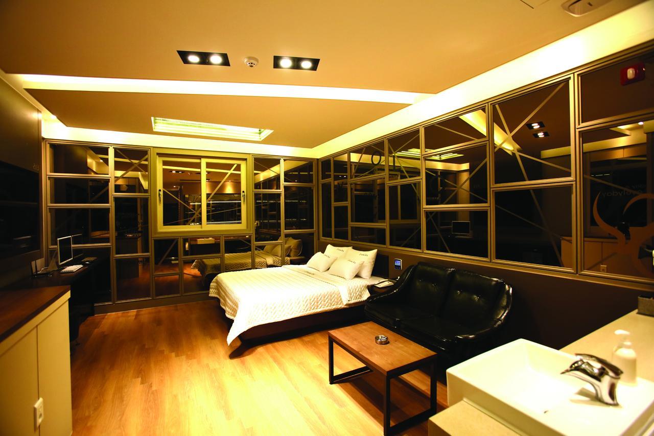 Chongnae-dong Hotel Yolo מראה חיצוני תמונה