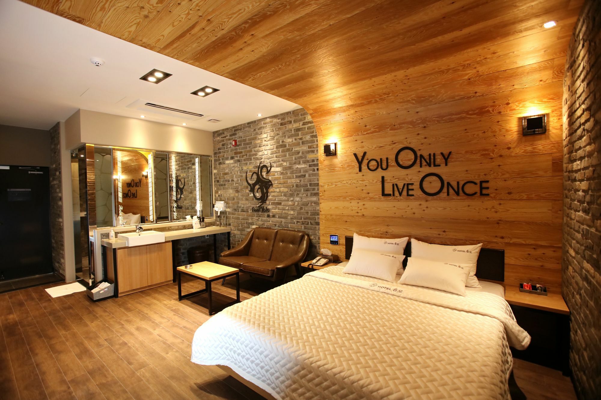 Chongnae-dong Hotel Yolo מראה חיצוני תמונה